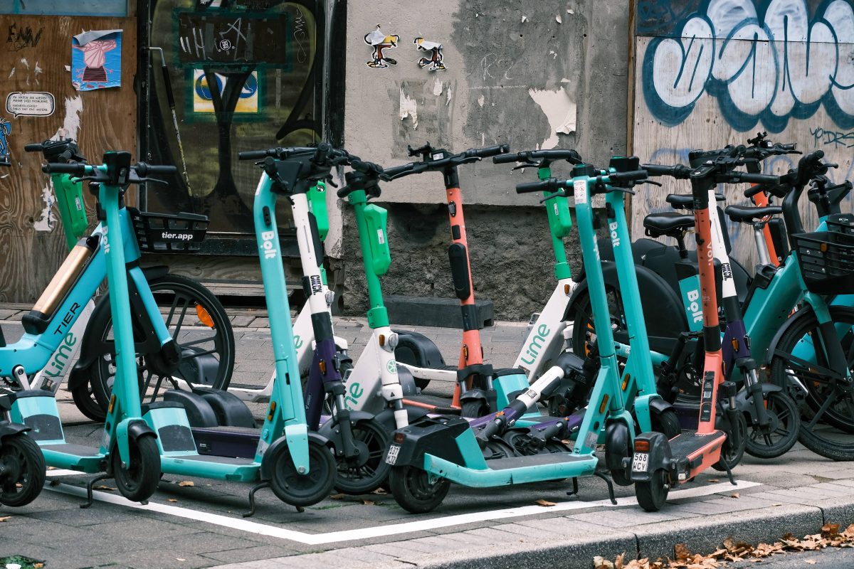 E-Scooter prägen seit vier Jahren das Bild vieler deutscher Städte mit. Aus Paris wurden die Zweiräder nun verbannt – kann das auch in Deutschland drohen?