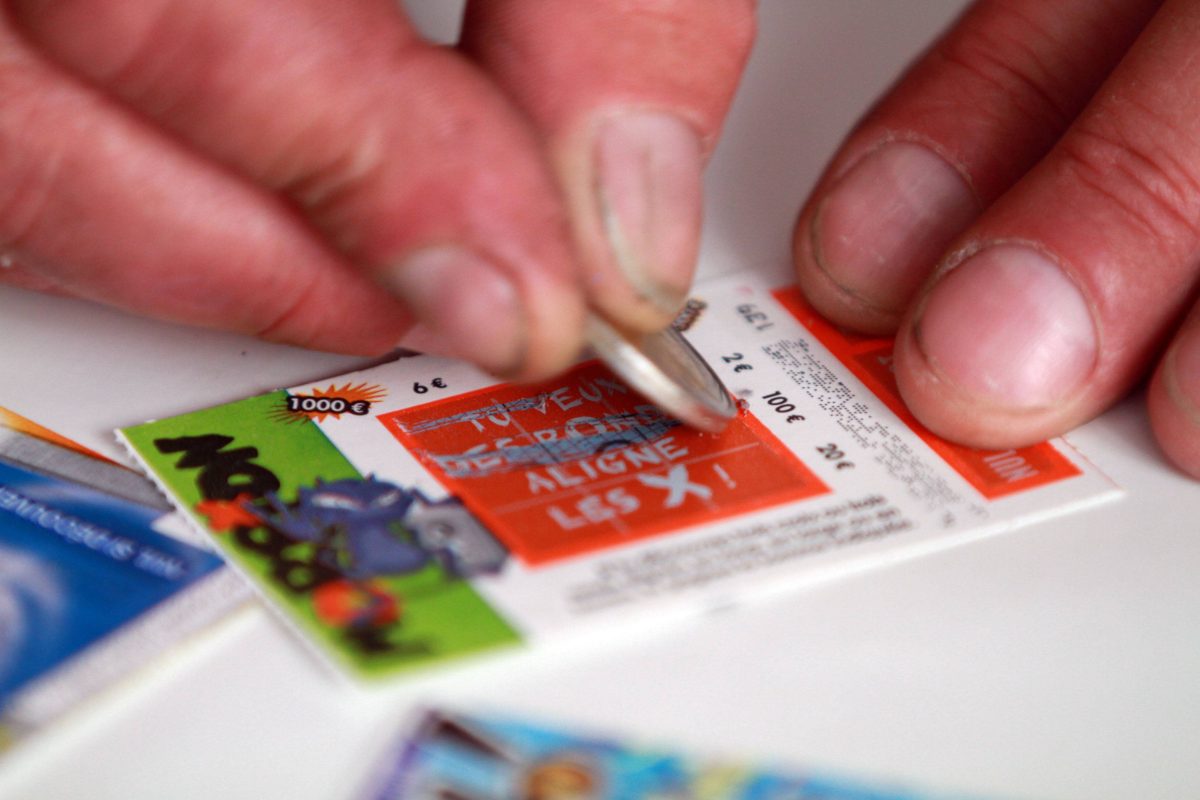 Mann kratzt Lotto-Rubbellos frei