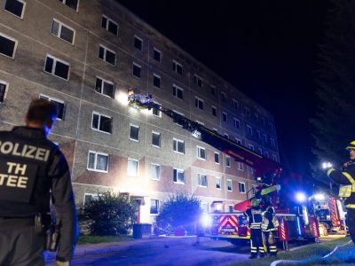 Suhl in Thüringen: Einsatzkräfte befreien Anwohner mithilfe von Drehleitern.