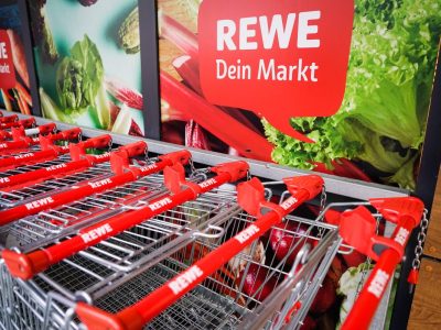 Rewe Logo und Einkaufswagen