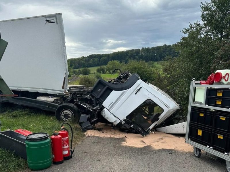 Thüringen: Zug kracht in Lkw – Bahnstrecke tagelang gesperrt