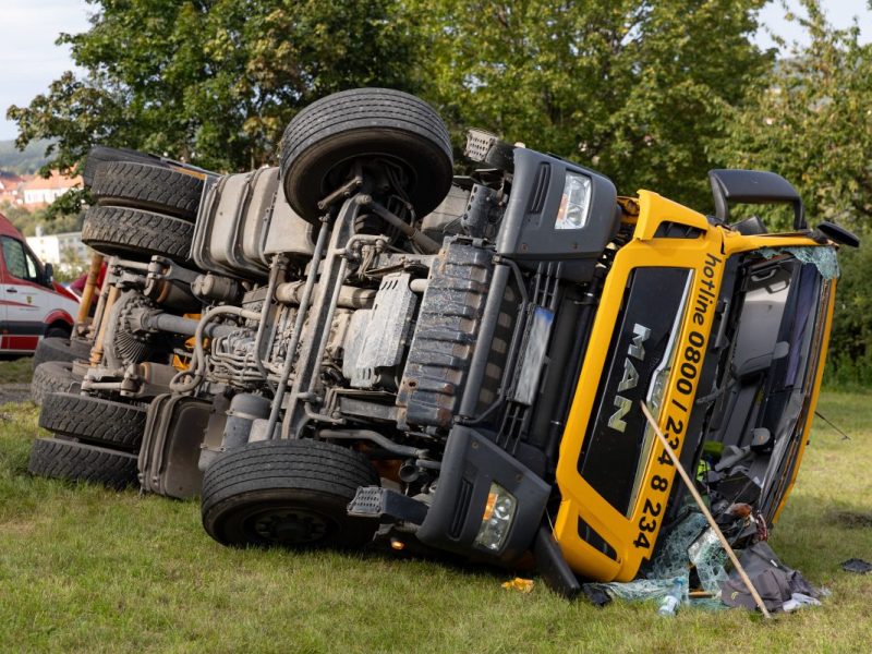Thüringen: Dramatische Szenen! Betonmischer kracht auf Seite – Fahrer schwer verletzt