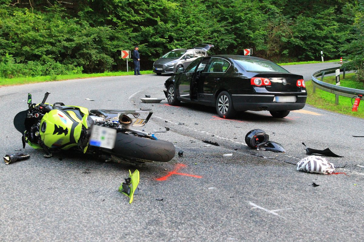 Thüringen: Schlimmer Unfall! Auto kracht in Biker – drei Menschen verletzt  - Thueringen24