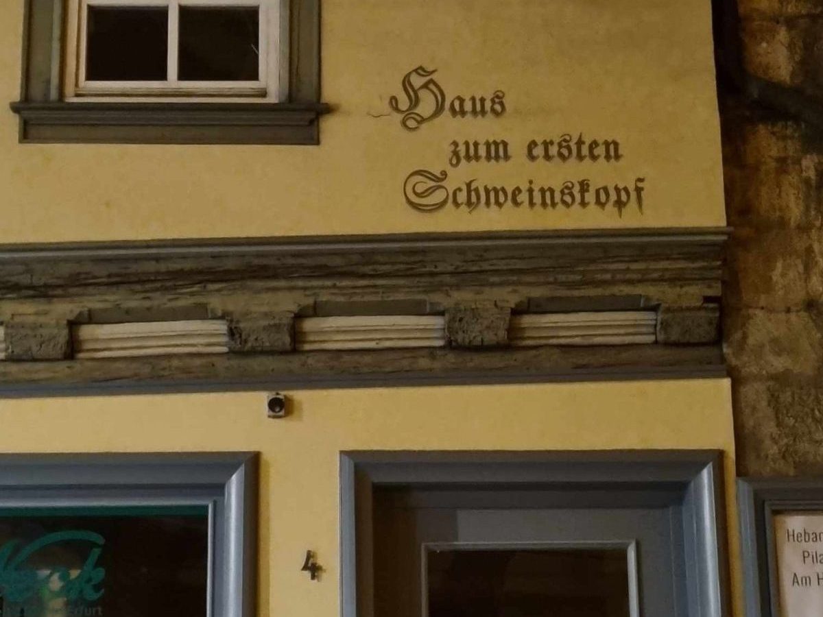 Eine Frau entdeckte in Erfurt Kurioses an einer Hauswand. Die Geschichte dahinter reicht weit zurück.