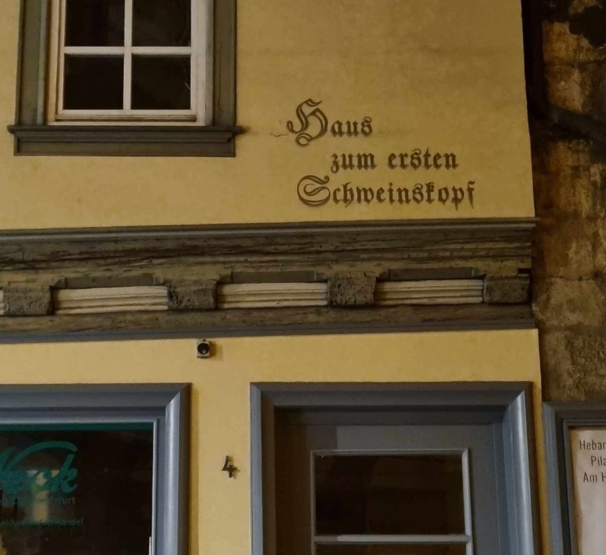 Eine Frau entdeckte in Erfurt Kurioses an einer Hauswand. Die Geschichte dahinter reicht weit zurück.