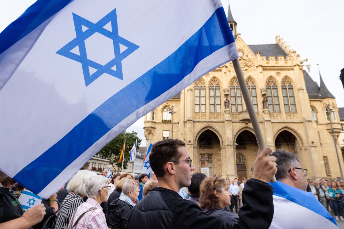 In Erfurt haben sich mehr als 200 Menschen versammelt, um sich solidarisch mit Israel zu zeigen. Die Demo verlief friedlich.