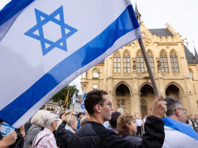 In Erfurt haben sich mehr als 200 Menschen versammelt, um sich solidarisch mit Israel zu zeigen. Die Demo verlief friedlich.