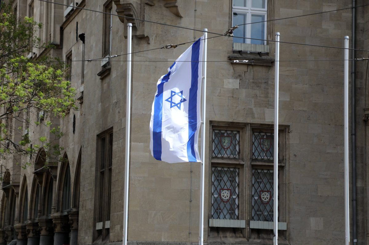 Unbekannte haben die Israel-Flagge vor dem Rathaus in Erfurt geklaut. Die Aktion könnte ein Fall für den Staatsschutz werden.