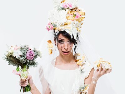 Eine Braut aus den USA stürzte kurz vor ihrer Hochzeit schwer und landete im Rollstuhl. Heiraten wollte sie trotzdem.