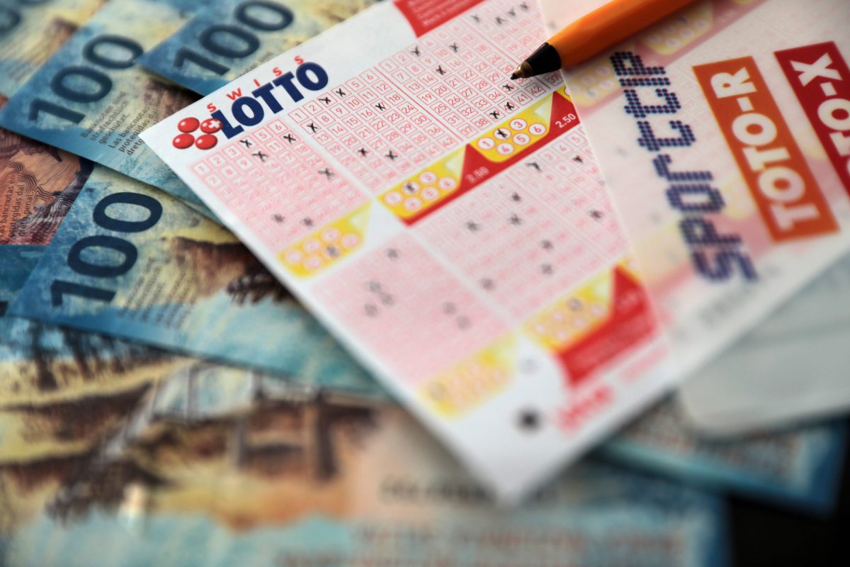 Ein 19-jähriger Mann gewann 11 Millionen Euro im Lotto. Danach verlor er Frau, Haus und Geld.