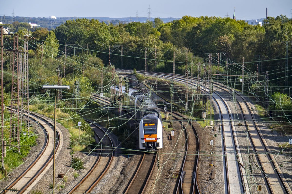 Deutsche Bahn möchte zwei Tochterunternehmen zu einer gemeinwohlorientierte Infrastruktur-Gesellschaft fusionieren. Der Plan stößt auf Kritik von verschiedenen Seiten.