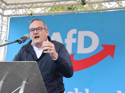 Nach einer kritischen Rede in Erfurt folgen nun Konsequenzen für AfD Politiker Reichardt. Die Kriminalpolizei schaltet sich ein.