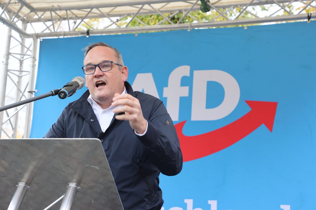 Nach einer kritischen Rede in Erfurt folgen nun Konsequenzen für AfD Politiker Reichardt. Die Kriminalpolizei schaltet sich ein.