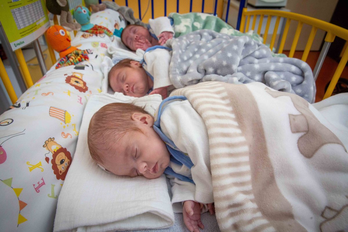 Das Trio wurde die vergangenen Monate auf der Frühgeborenenstation (Neonatologie) und anschließend auf der Interdisziplinären Operativen Station (IOS) im Helios Klinikum Erfurt versorgt.