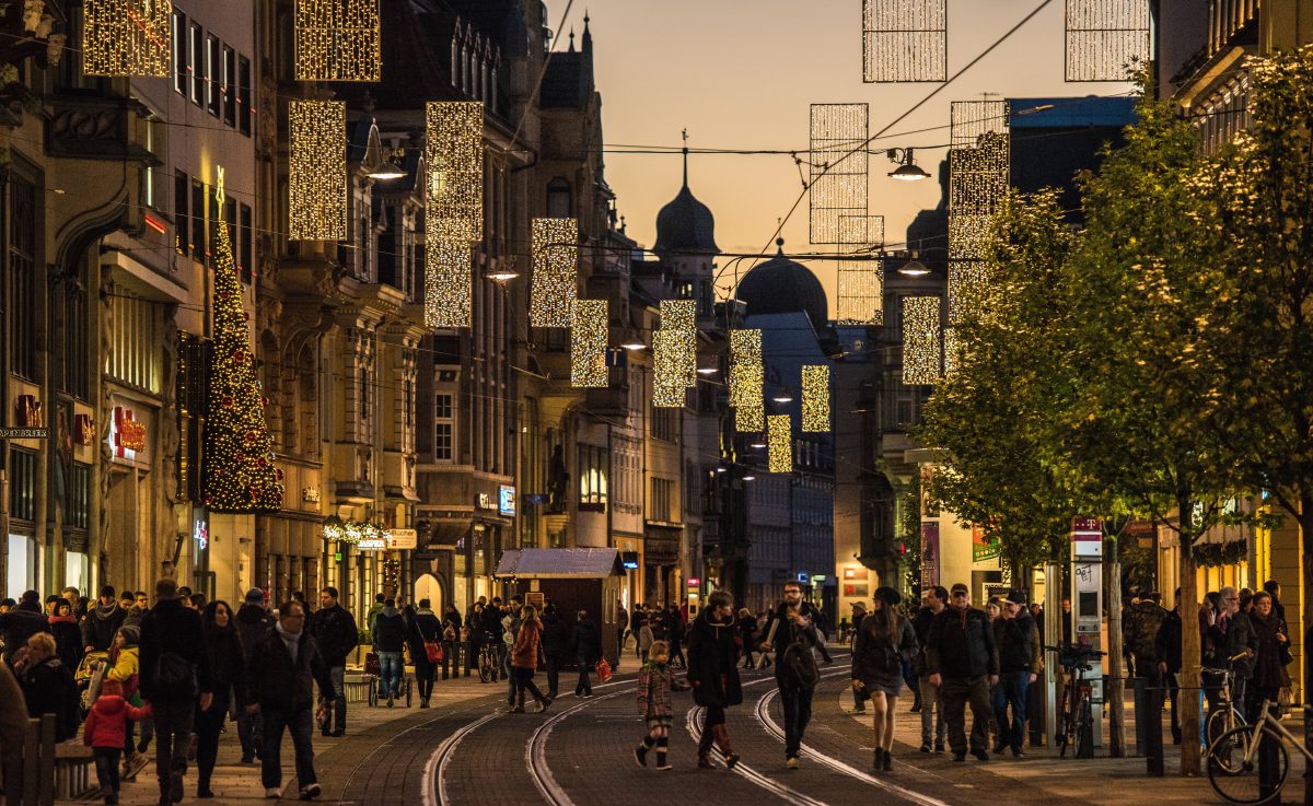 In Erfurt steht ein ganz besonderes, erstmaliges Event an. Passend zum Black Friday erstrahlt die Stadt in neuem Glanz. (Symbolbild)