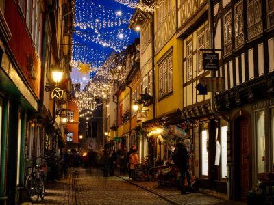In Erfurt kommt Weihnachtsstimmung auf. Auch die Krämerbrücke ist bereits festlich geschmückt. Doch die Reaktionen sind gemischt. (Archivbild)
