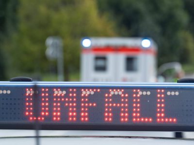 Zwei junge Leute sind bei einem Unfall in Thüringen schwer verletzt worden. Und auch ihr Auto sah nach dem Unfall nicht gut aus.