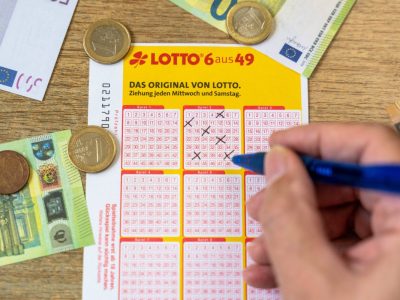 Lotto: Mann knackt den Mega-Jackpot und befolgt den Rat seiner Mutter.