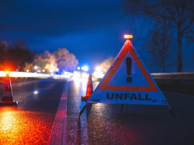 Dramatische Szenen spielten sich auf der B7 in Thüringen ab. Bei zwei kurz aufeinander folgenden Unfällen wurden mehrere Personen verletzt.