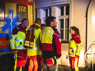 Dutzende Einsatzkräfte kümmerten sich in der Nacht um alle Betroffenen und Verletzten.