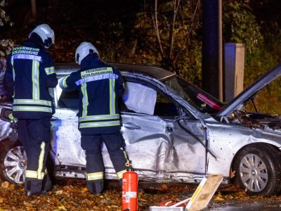 Schwerer Verkehrsunfall in Schönbrunn: 19-Jähriger verliert die Kontrolle über seinen BMW