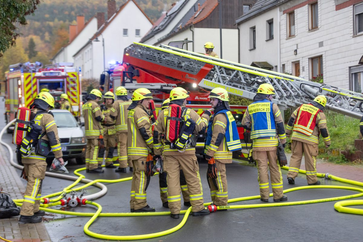 In Thüringen kam es zu einem verheerenden Wohnungsbrand in Ilmenau. Ein Mann konnte in letzter Sekunde schwerverletzt gerettet werden.