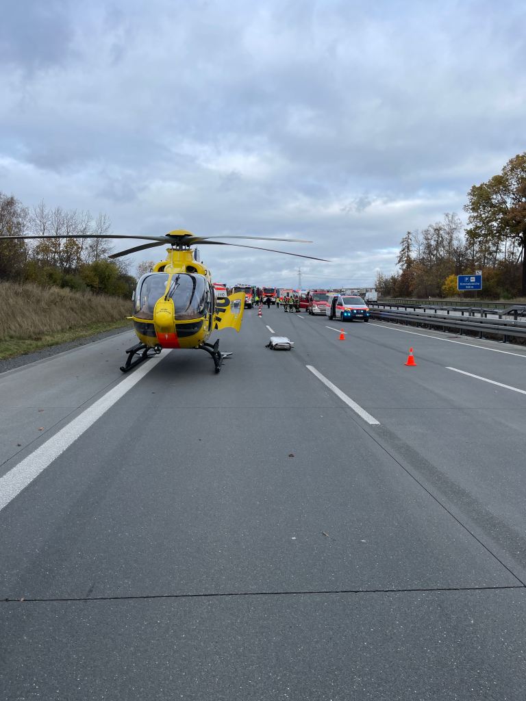 Defekter Rettungshubschrauber auf der A9 in Thüringen.