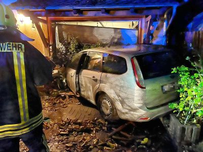 Ein Auto ist in eine Garage gekracht