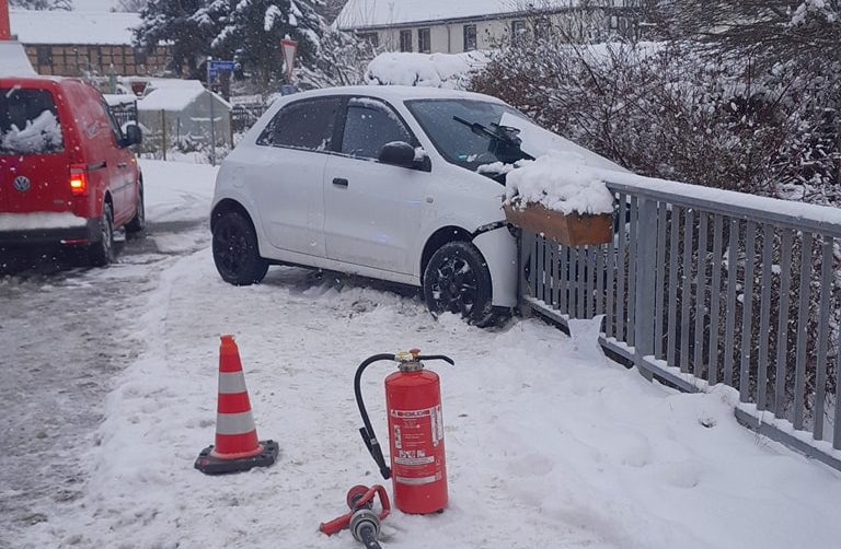 Jede Hilfe kam zu spät: Einsatzkräfte aus Thüringen konnten einen Unfallfahrer nur noch tot aus seinem Auto bergen. Noch ist unklar, was genau passiert ist.