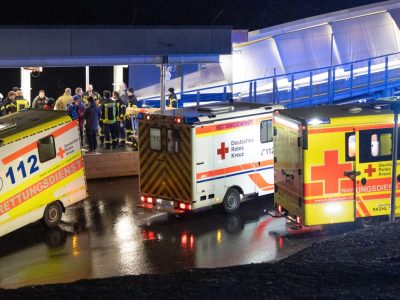 Rettungswagen und Helfer stehen am Ausgang der Bobbahn. Bei einem schweren Unfall auf der Oberhofer Bob- und Rennrodelbahn ist ein Mann ums Leben gekommen.