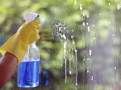 Dieses Hausmittel hilft dabei, deine Fenster streifenfrei zu putzen!