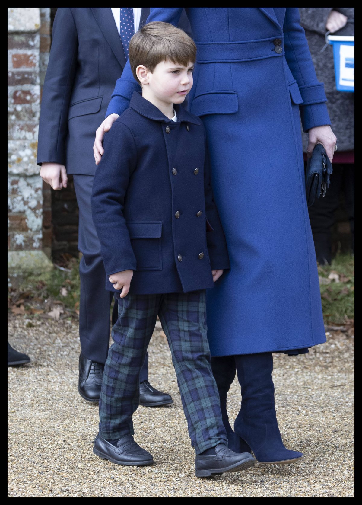 Royals: Hier sieht man Prinz Louis mit langen Hosen.