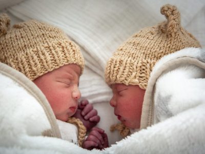Am Neujahrstag 2024 hatten die eineiigen Zwillinge Jano und Arian ihre Näschen vorn.