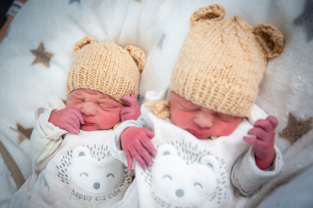 Auf die Zwillinge wartet bereits ein zweieinhalbjähriger Bruder. Die Mutter und Babys sind alle wohlauf.
