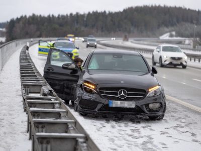 Unfall in Thüringen: Mercedes rutscht gegen Brückengeländer - Trümmer treffen Passant am Kopf.