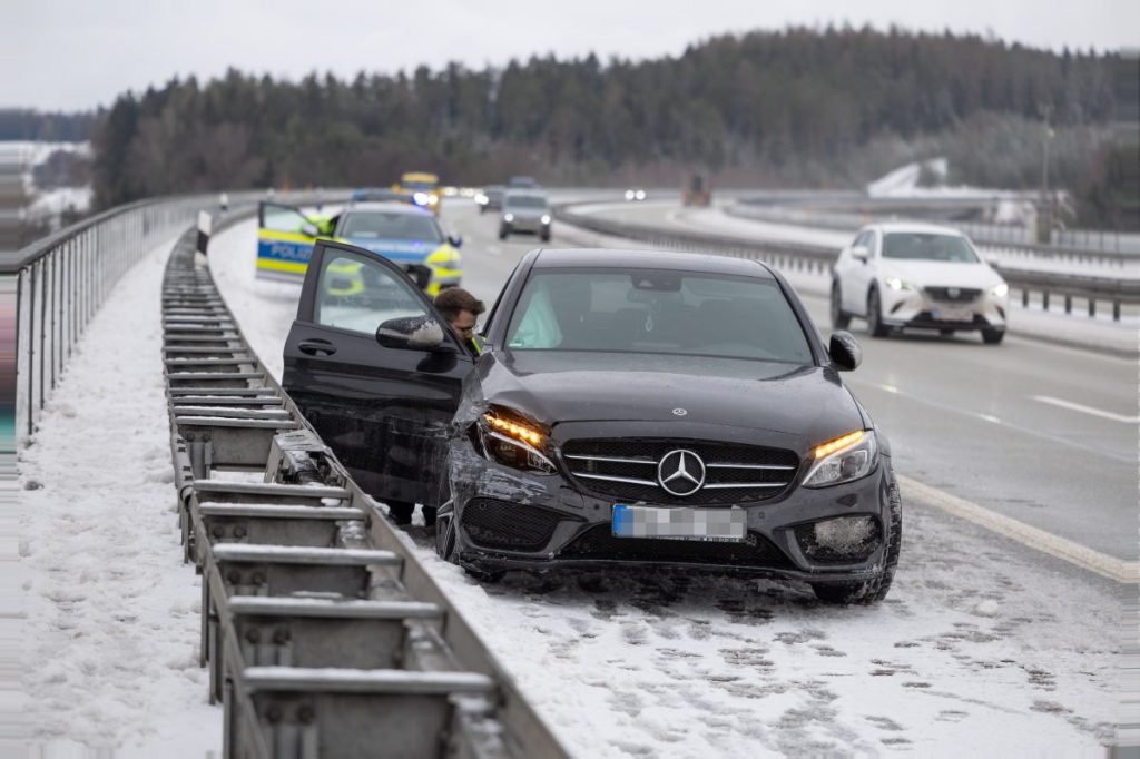 Unfall in Thüringen: Mercedes rutscht gegen Brückengeländer - Trümmer treffen Passant am Kopf.