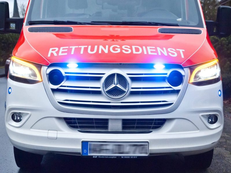 Thüringen: Metallplatte durchbohrt Auto – Fahrer im Krankenhaus
