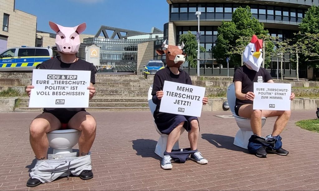 Als Schwein, Rind und Huhn verkleidet, demonstrierte "Peta" bereits im Mai 2022 symbolisch „auf dem Klo“ vor dem Landtag in Düsseldorf.