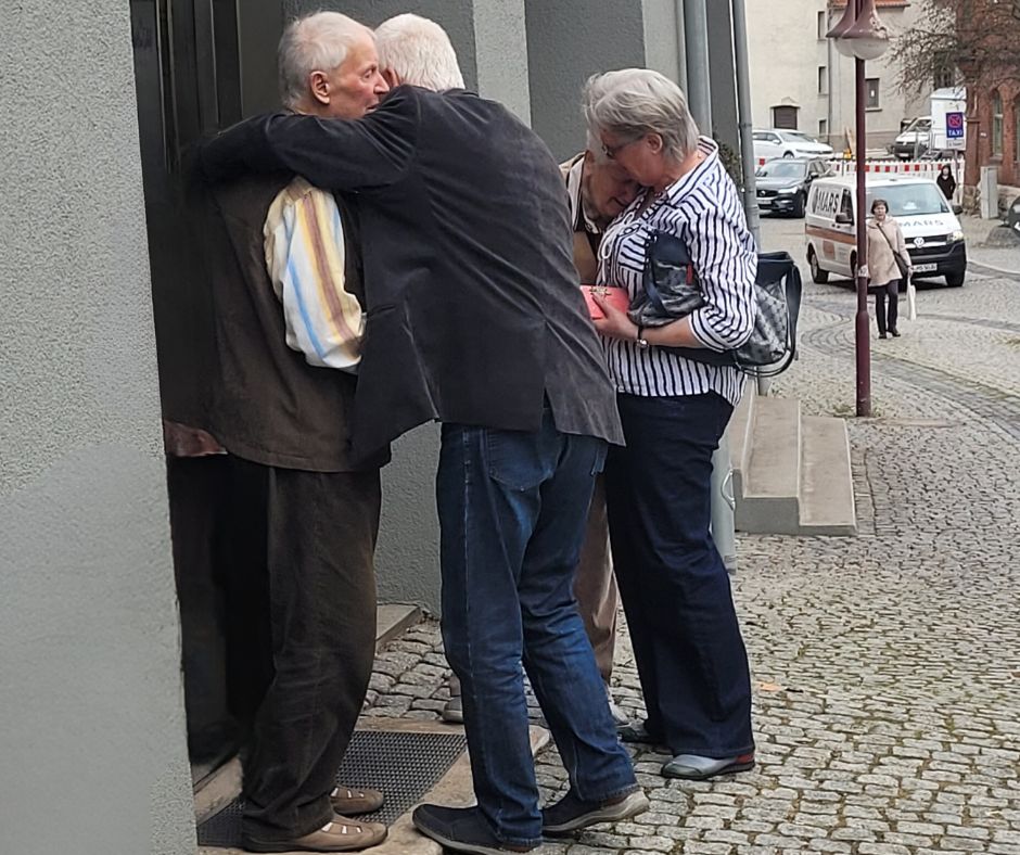 Tränenreiche Begrüßung: Für das Brautpaar - 88 und 85 - ist der Besuch des schwerkranken Sohnes aus Niedersachsen eine Überraschung. Und die ist absolut gelungen!