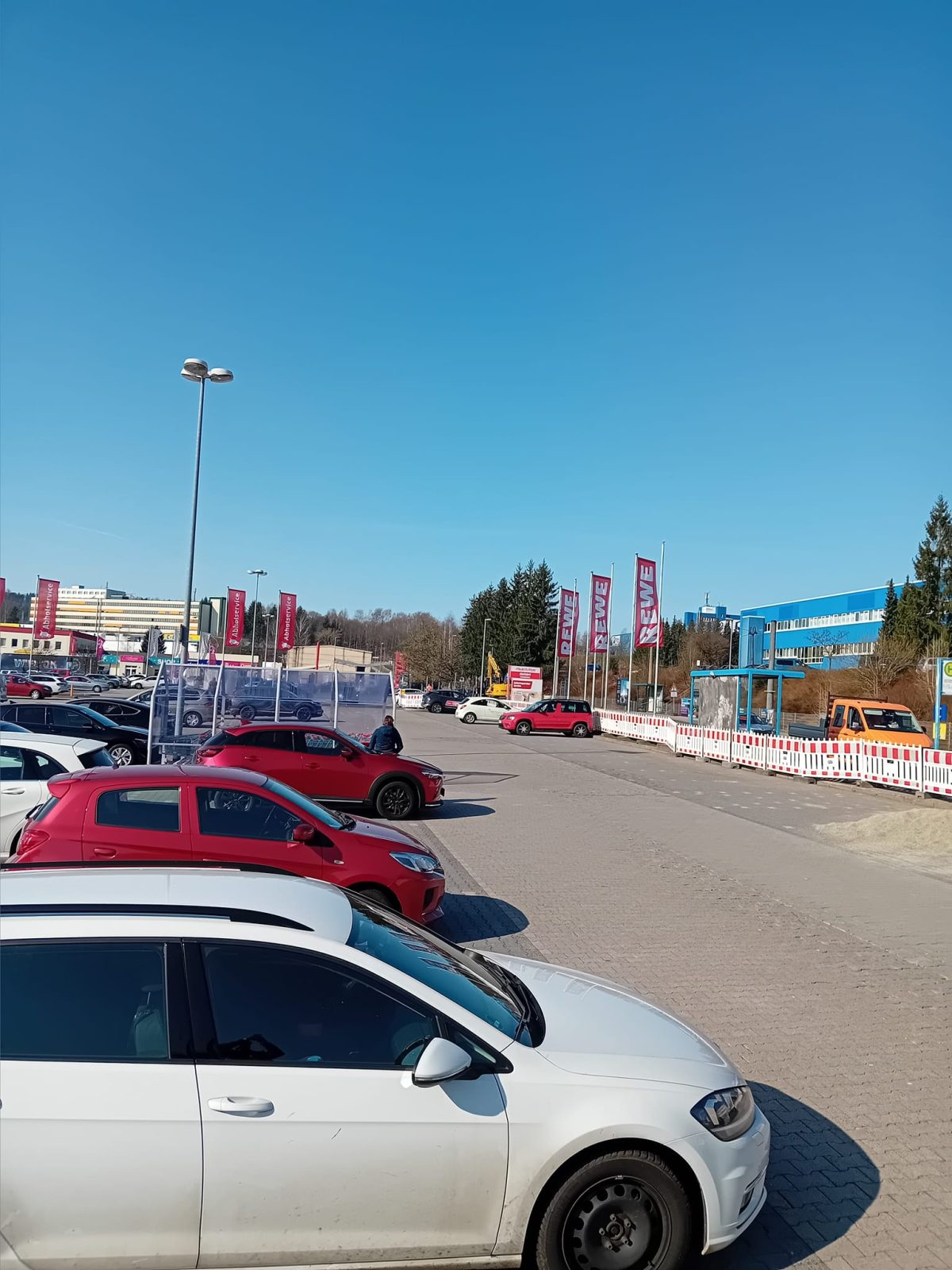 Auf dem Parkplatz des A71-Centers herrscht Verkehrs-Chaos.