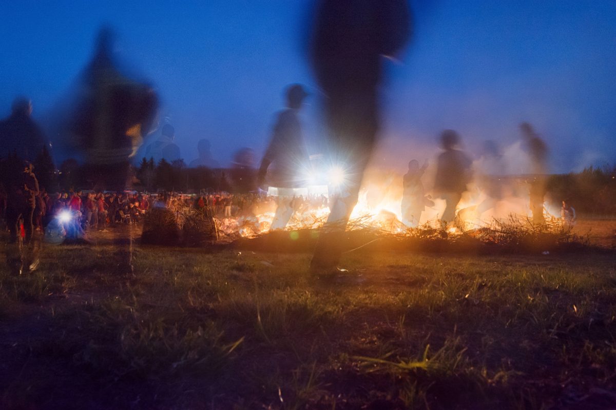 Die allseits beliebten Osterfeuer können ziemlich gefährlich werden. (Archivbild)