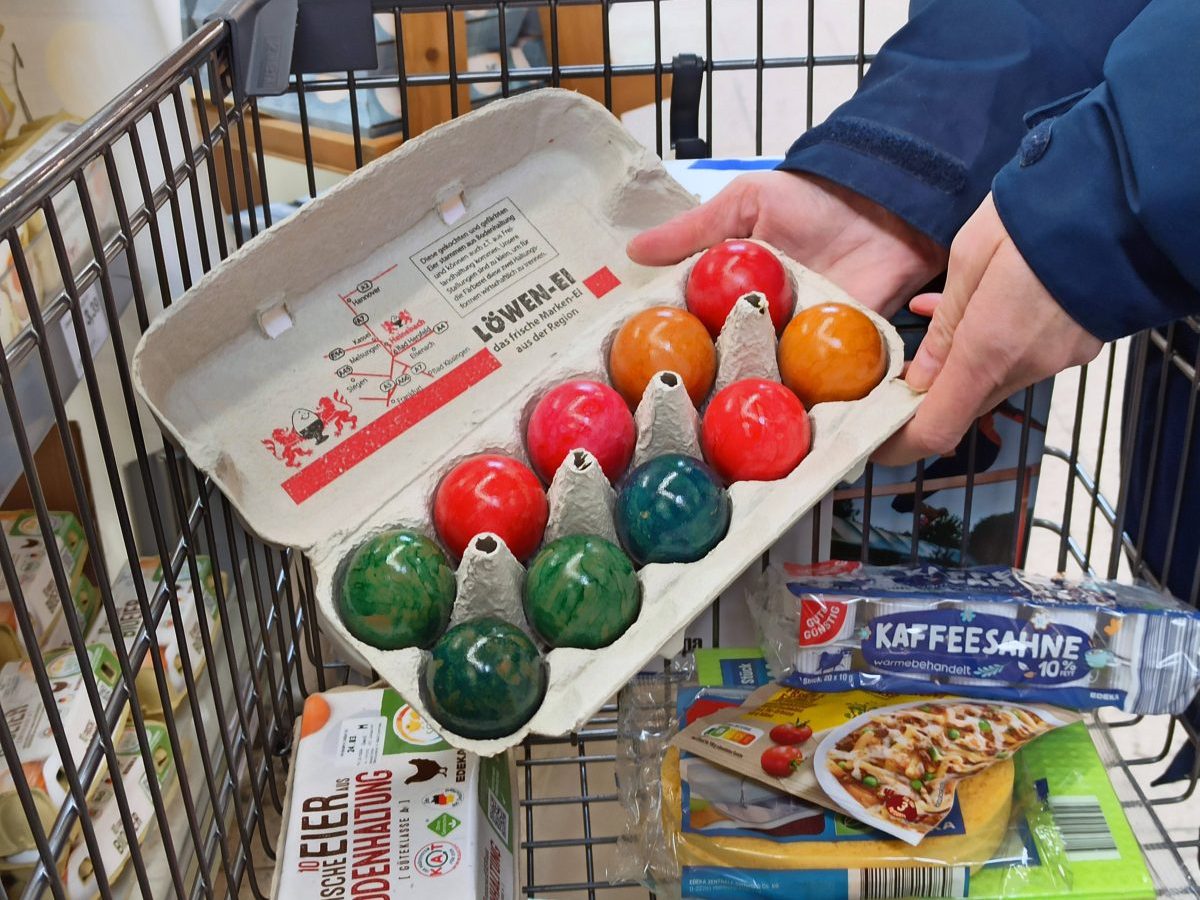 Gerade zu Ostern werden bei Rewe und Co. viele Eier gekauft. Doch Kunden sollten genau hinschauen!