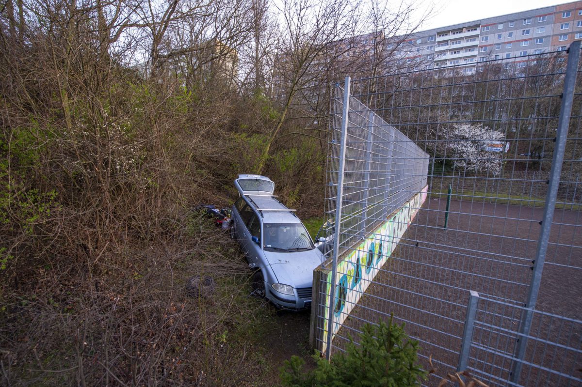 Eine Frau übte am Sonntagnachmittag mit einem Bekannten Fahrmanöver auf einem Parkplatz am Herrenberg in Erfurt. Dabei verwechselte sie vermutlich Gas und Bremse, was zu einem Unfall führte.