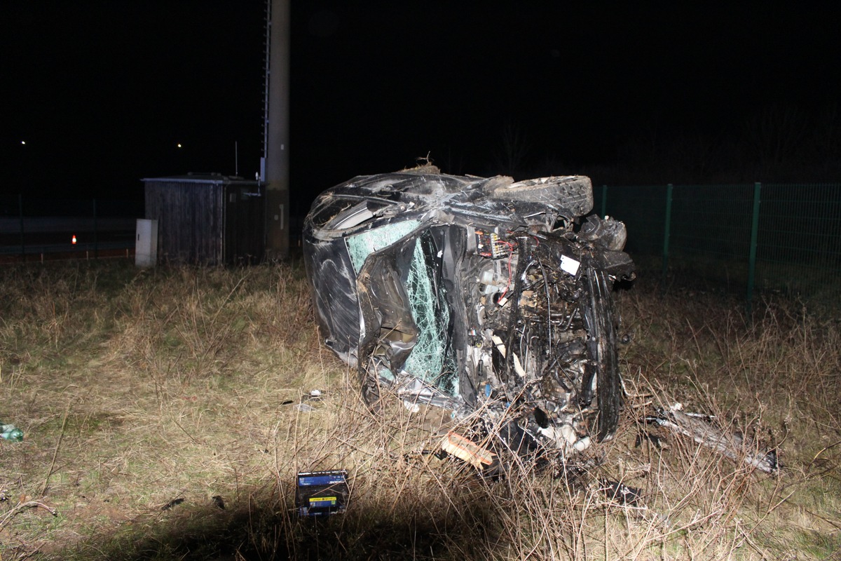 Die beiden Auto-Insassen wurden bei dem Unfall schwer verletzt.
