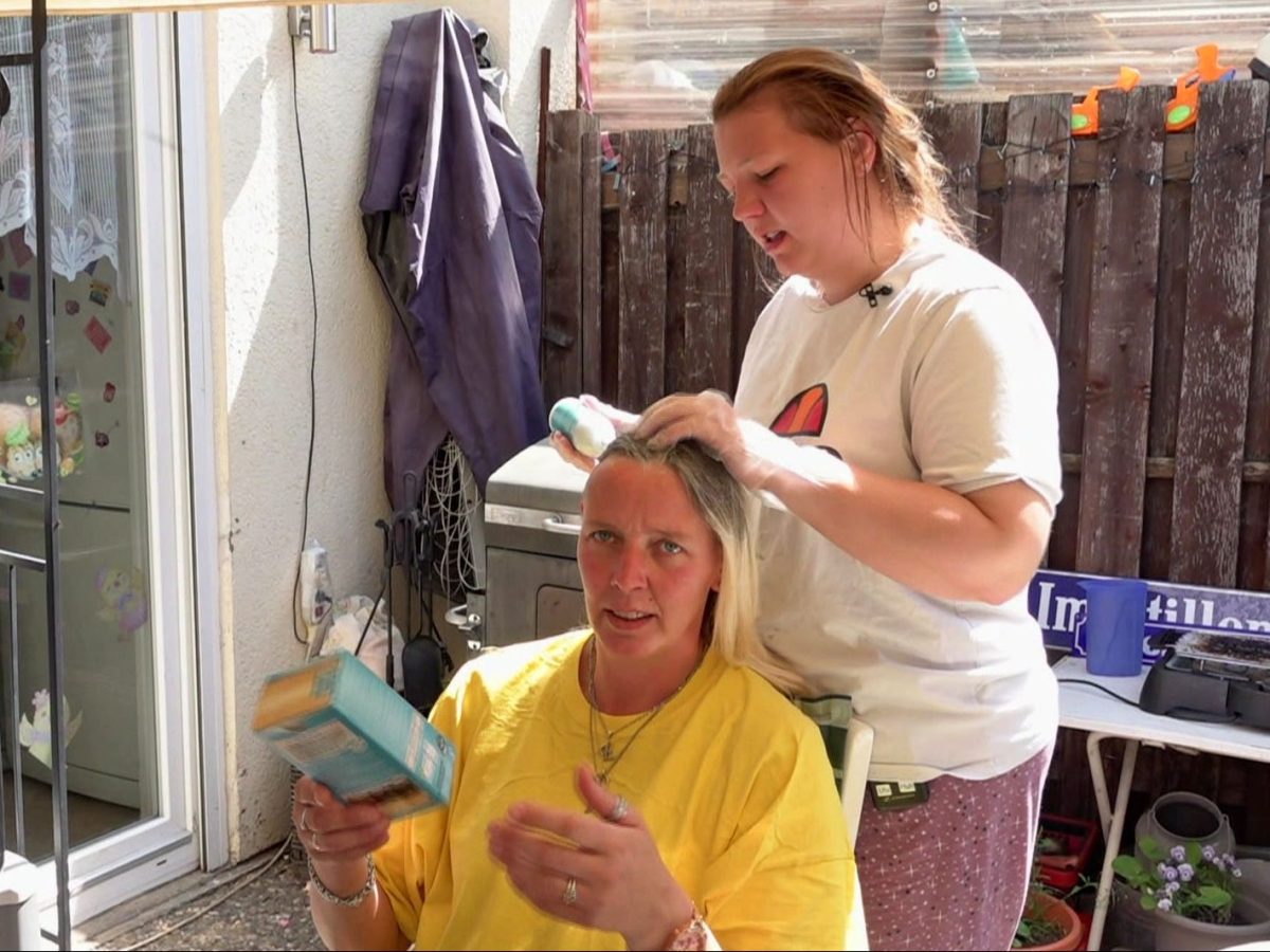 Bürgergeld-Empfängerin Katrin lässt sich die Haare färben