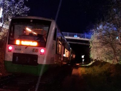 Eine Regionalbahn ist am Dienstagabend bei Pößneck (Saale-Orla-Kreis) gegen mehrere auf den Gleisen liegende Schilder gefahren.