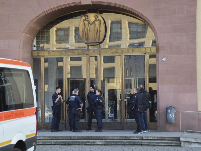 Mannheim: Großeinsatz in Uni-Bibliothek! Polizei erschießt Macheten-Mann ++ Frau offenbart Schockierendes