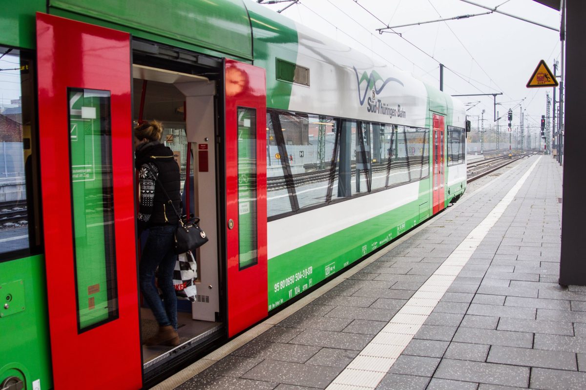 Eine Zugstrecke in Thüringen gilt offenbar als besonders brisant. Immer wieder fallen hier einem Bericht zufolge Fahrgäste negativ auf und Sorgen für Angst.