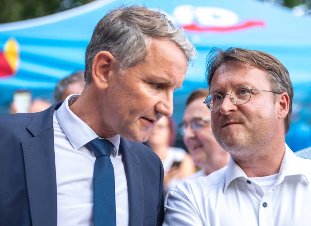 Thüringens AfD-Boss Björn Höcke (links) mit dem damals neu gewählten Sonneberger Landrat Robert Sesselmann.