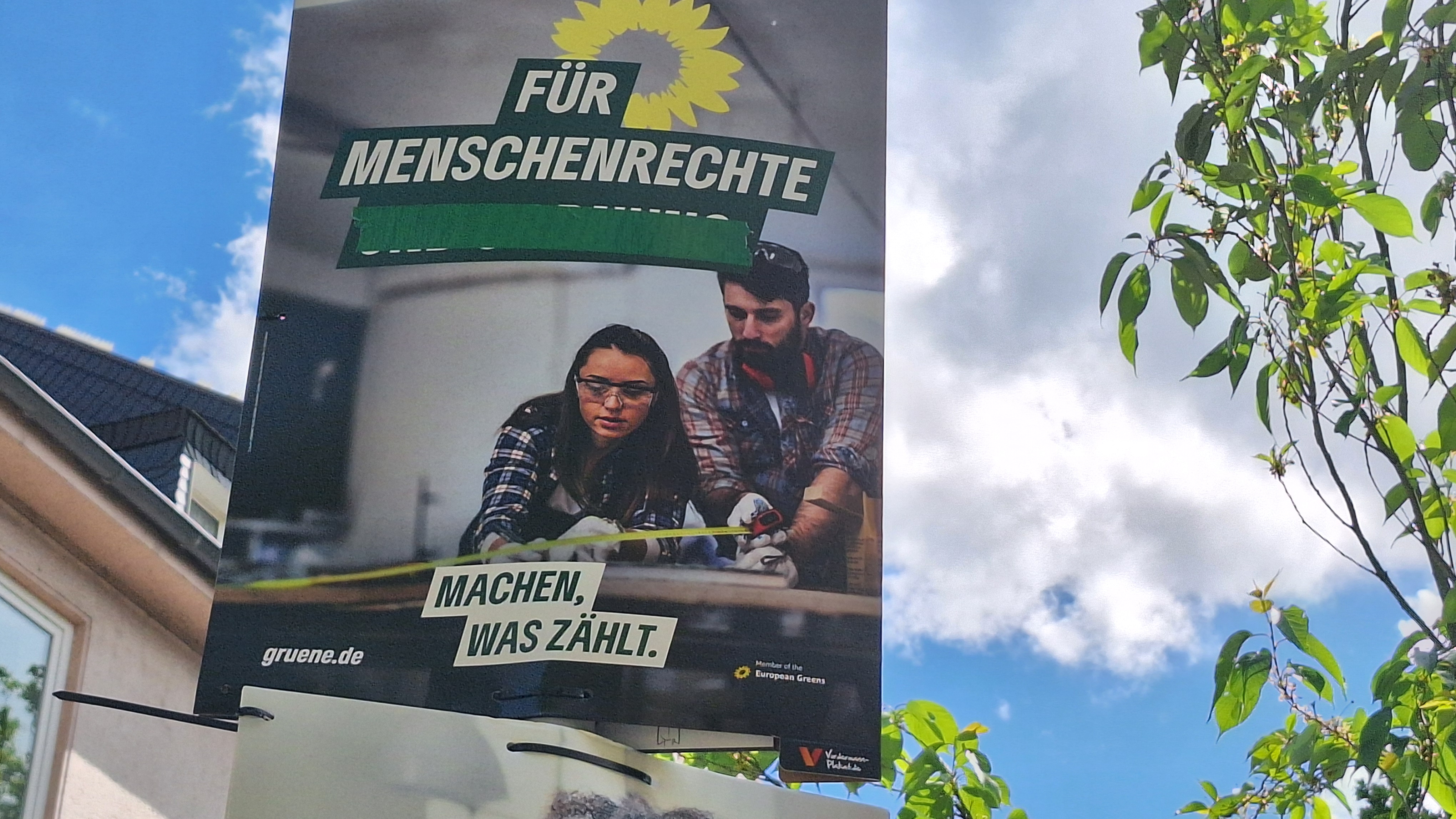 Die Grünen haben ihr eigenes Plakat überklebt.